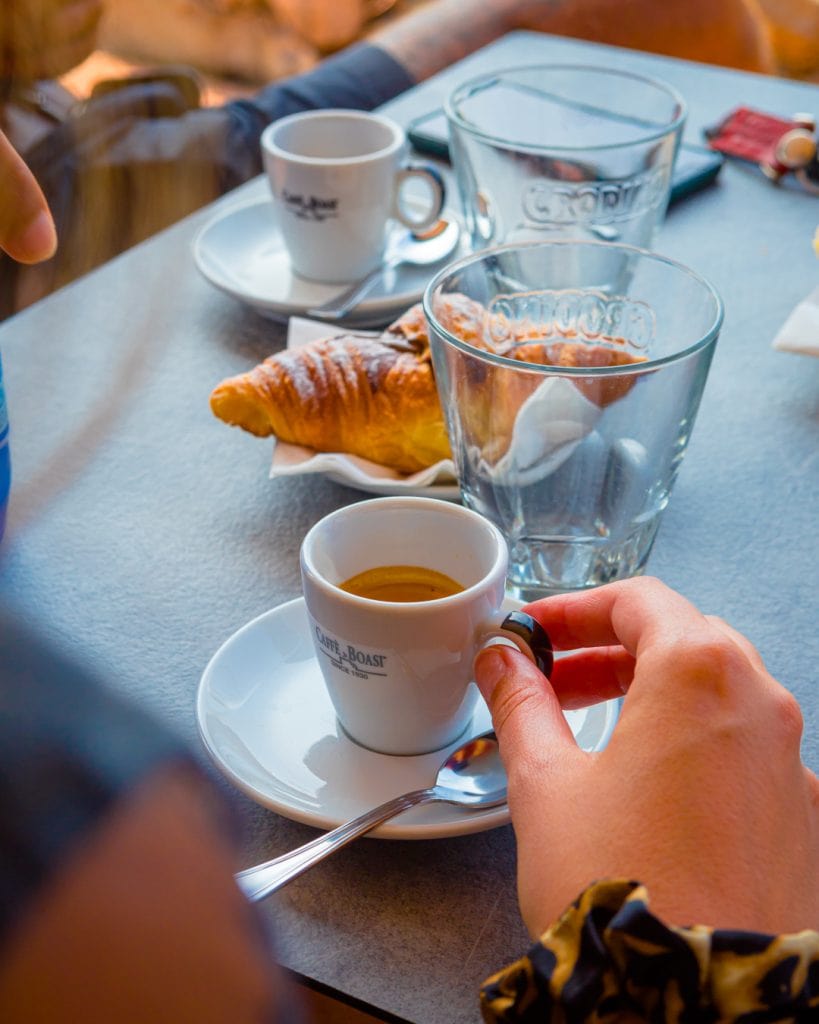 Foto di cafè e brioche al tavolo dentro il locale al baretto - gelatitlia, AL BARETTO - GELATITALIA IL LOCALE DI GENOVA